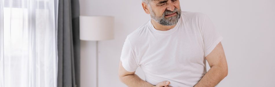 Bărbat în vârstă care suferă de probleme digestive, ficat și vezica biliară.